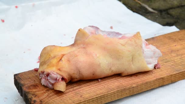 Kasap yanlış kesim domuz knuckle bir balta ile — Stok video