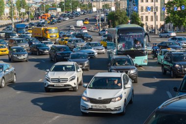 Moscow, Rusya Federasyonu-14.2016 olabilir. Merkez caddeleri üzerinde yoğun trafik