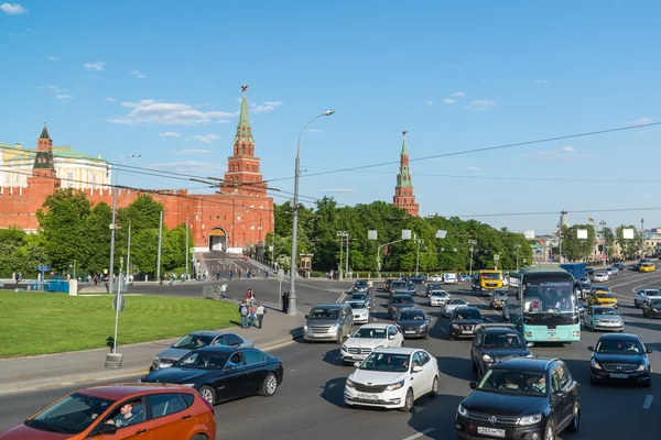 Moscú, Rusia - Mayo 14.2016. tráfico en la plaza Borovitskaya cerca del Kremlin — Foto de Stock