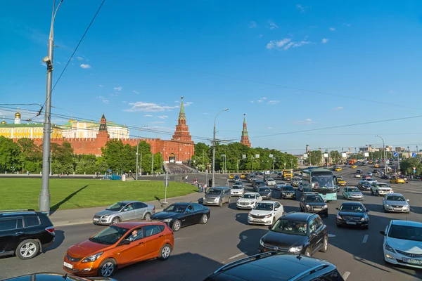 Moscú, Rusia - Mayo 14.2016. tráfico en la plaza Borovitskaya cerca del Kremlin — Foto de Stock