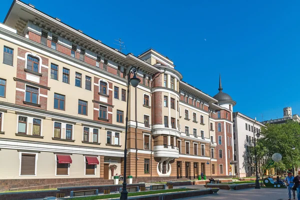 Moscou, Russie - 14 mai 2016. Immeuble résidentiel de luxe à Lavroushinsky lane en journée d'été — Photo