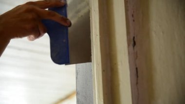 Sıvacı kapı Eğimli yüzey karışımı uygulamak