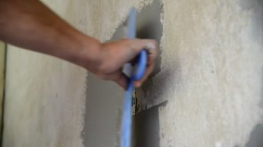 İle elektrik prizine yakın bir spatula duvar sıvama sıvacı
