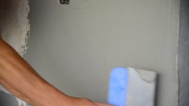 İle elektrik prizine yakın bir spatula duvar sıvama sıvacı
