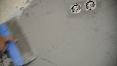 İle elektrik prizine yakın bir spatula duvar sıvama sıvacı