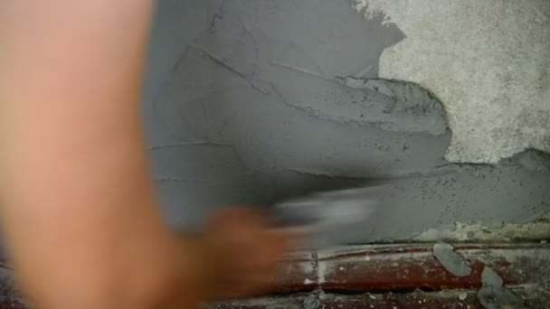 Оштукатурювання людини шпателем стіни — стокове відео