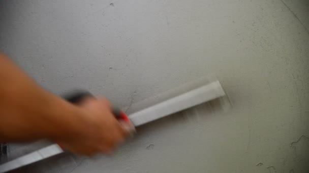 Workman plastering with a spatula wall — Stock Video