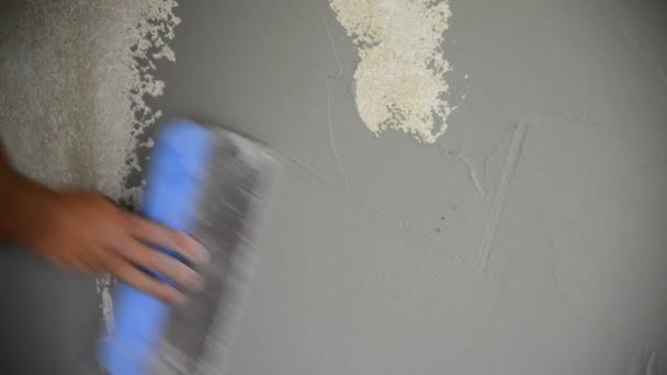 Plâtrage de plâtre avec un mur de spatule — Video