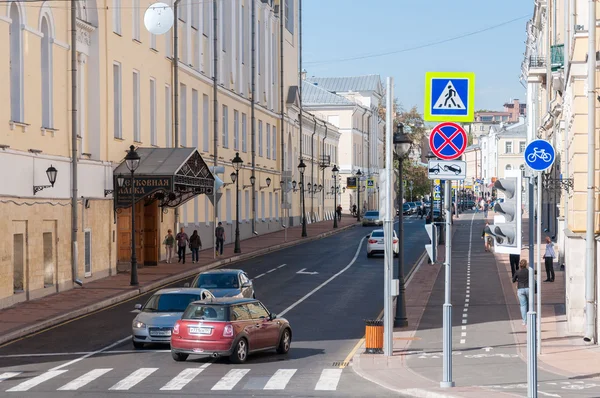 Moskva, Rusko - říjen 02.2016 pohled na ulici Bolšaja Nikickaja — Stock fotografie