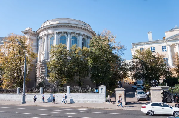 Moskau, russland - 21.9.2015. Wissenschaftliche Bibliothek der staatlichen Universität in der Moosstraße. 18. Jahrhundert — Stockfoto