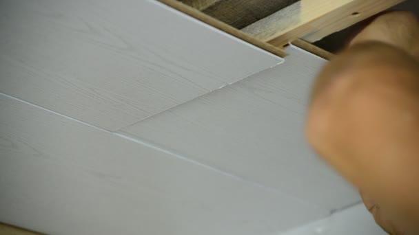 Werknemer maakt het plafond van Mdf-panelen — Stockvideo