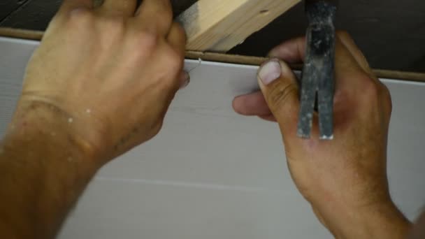 Lavoratore fa il soffitto di pannelli in MDF — Video Stock