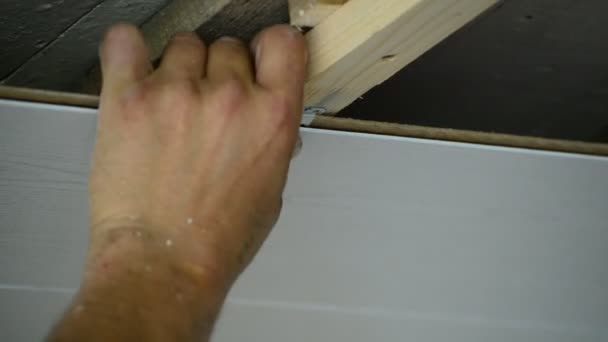 Worker makes the ceiling of MDF panels — Stock Footage Worker makes the ceiling of MDF panels Royalty Free Stock Video