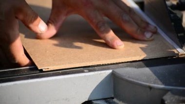 Adam MDF tahta daire testere ile kesme