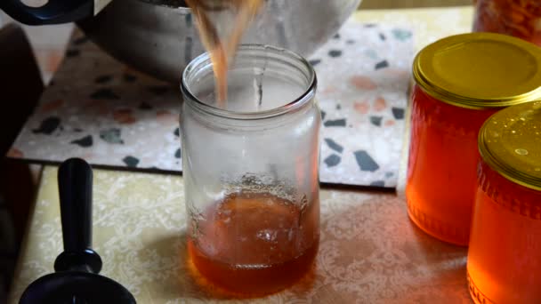 Домогосподарка п'є домашнє варення в банці — стокове відео