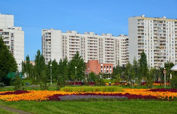 Canteiro de flores em Zelenograd em Moscow, Rússia — Fotografia de Stock