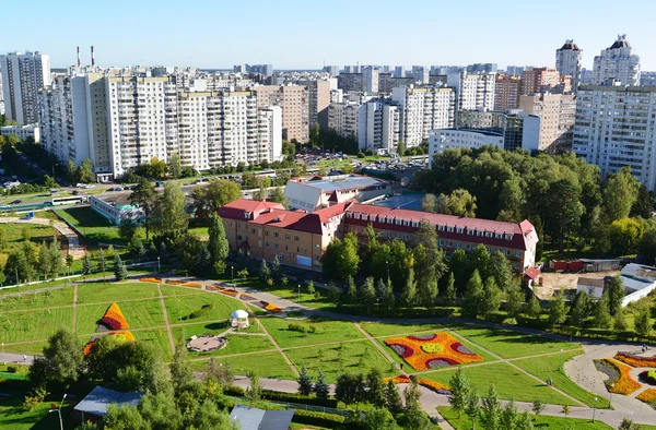 Blick von oben auf den Boulevard 16 im Bezirk Zelenograd in Moskau, Russland — Stockfoto