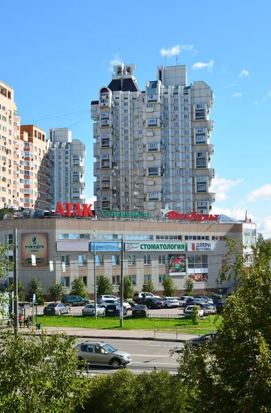 Moskau, russland - september 01.2016. einkaufskomplex mit shop atak und fitness club fizkult in zelenograd — Stockfoto