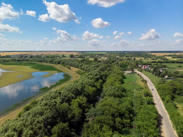 Beau paysage de campagne avec une rivière, vue aérienne. Russie — Photo