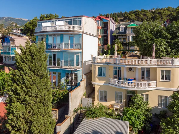 El paisaje de la ciudad con la montaña en Yalta, la Crimea Imagen De Stock