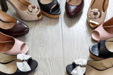 Yerde güzel bir kadın ayakkabısı