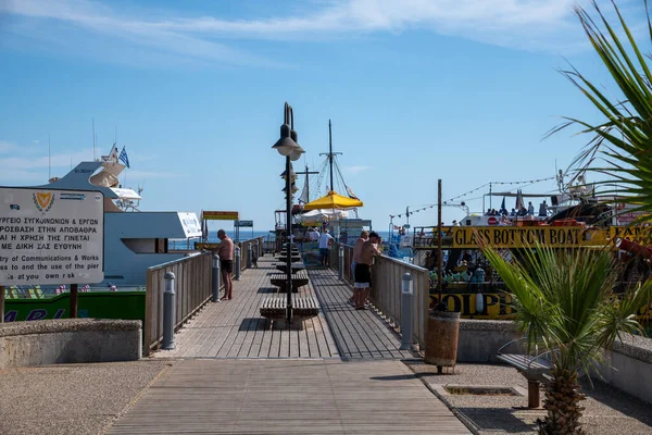 Protaras, Kıbrıs - 10 Ekim. 2019. Şehir merkezinde turist seti