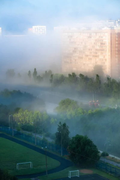 Paisagem da cidade com nevoeiro em Moscou, Rússia — Fotografia de Stock