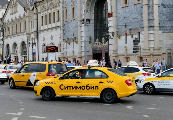 Moskva Rusko Srpna2020 Mnoho Taxi Aut Před Kazansky Nádraží — Stock fotografie