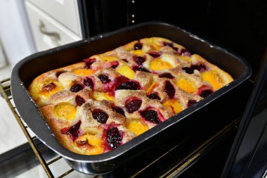 Fırında vişne, kayısı, fırında pişmiş turta.