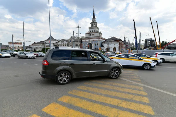 Москва, Россия -06 августа 2020 г. Движение на площади перед Казанским вокзалом — стоковое фото