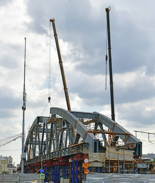 Moskva, Ryssland -06 aug 2020. Byggande av en järnvägsbro på Komsomolskaja torg — Stockfoto