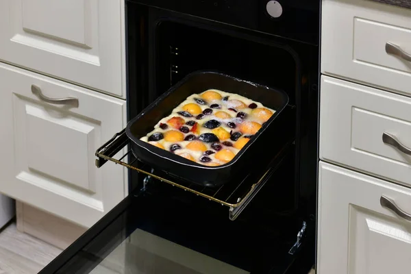 Сырая вишня, абрикосы, сливовый пирог на выпечке в духовке — стоковое фото