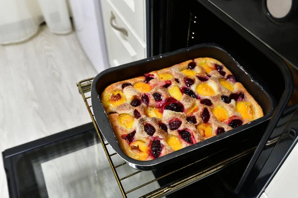 Запечённая вишня, абрикосы, сливовый пирог на выпечке в духовке — стоковое фото