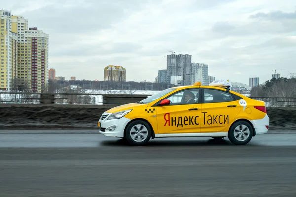 Moskva, Rusko -11. března2018. Yandex taxi vyjížďky podél moskevské Ring Road — Stock fotografie