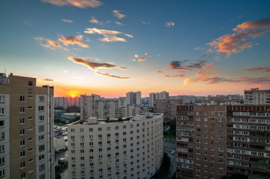 Moskova, Rusya 'nın Zelenograd yerleşim bölgesinde güzel bir gün batımı