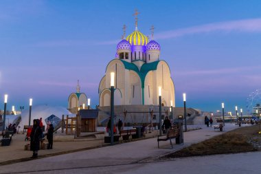 Krasnogorsk, Rusya - 06 Aralık 2020. Pavshinskaya 'daki Aziz Niklas Katedrali sel baskını ovasında