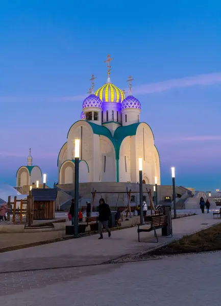 Krasnogorsk, Rusya - 06 Aralık 2020. Pavshinskaya 'daki Aziz Niklas Katedrali sel baskını ovasında