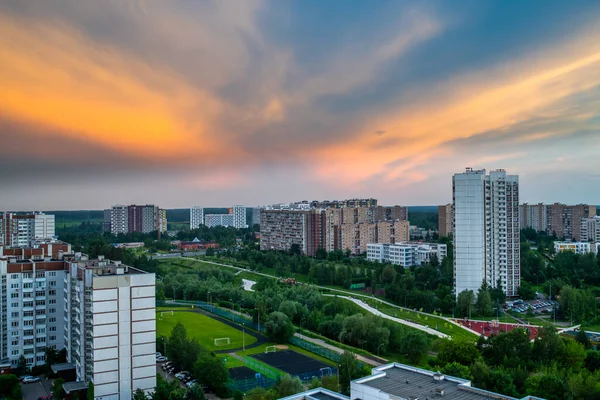 Gün Batımında Şehir Güzel Sarı Bulutlar Moskova Rusya — Stok fotoğraf