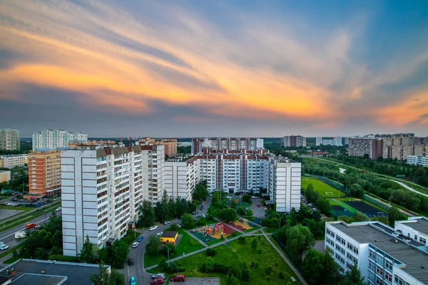 Stad Bij Zonsondergang Prachtige Gele Wolken Moskou Rusland — Stockfoto