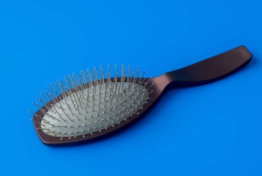 Mavi arka planda metal dişli masaj tarağı