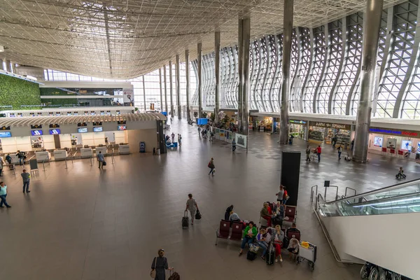 Simferopol, la Crimea -11 de julio. 2019. Zona salidas en Aeropuerto Internacional Simferopol — Foto de Stock