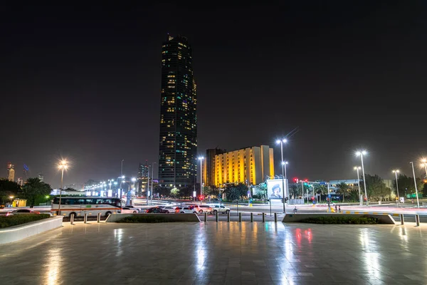 Abu Dhabi, SAE - 4. dubna. 2019. Cityscape s mrakodrapem na Corniche Road — Stock fotografie