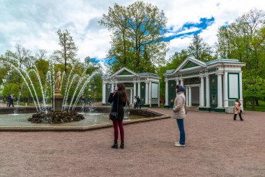 Peterhof, Rusya - Haziran 03. 2017 yılı. Fıskiyedeki Eva heykeli ve Aşağı Park 'taki Taslak Ağaç
