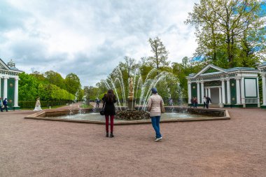 Peterhof, Rusya - Haziran 03. 2017 yılı. Fıskiyedeki Eva heykeli ve Aşağı Park 'taki Taslak Ağaç