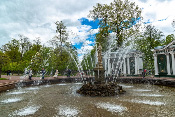 Peterhof, Rússia - 03 de junho. Em 2017. Vista da estátua de Eva na fonte e no eixo do esboço no parque inferior — Fotografia de Stock