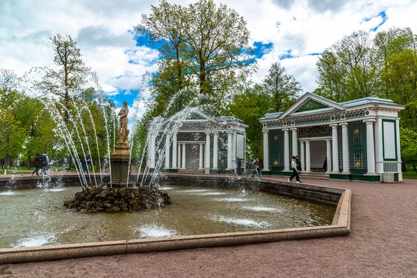 Peterhof, Russia - June 03. 2017 년. 낮은 공원에 있는 샘과 용광로 안에 있는 에바상의 모습 — 스톡 사진