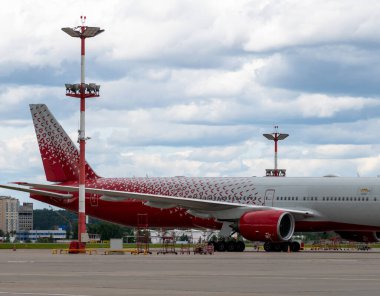 Moskova, Rusya - 6 Haziran. 2018. Rossiya Havayolları ve Vnukovo Havaalanı 'ndaki aydınlatma kulesi.