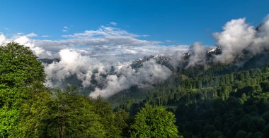 Kafkasya dağlarının bulutlu manzarası, Rusya