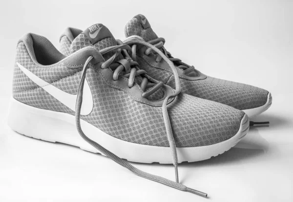 Moscú Rusia Abril 2019 Zapatillas Nike Textiles Grises Sobre Fondo — Foto de Stock