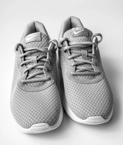 Μόσχα Ρωσία Απριλίου 2019 Γκρι Αθλητικά Παπούτσια Nike Λευκό Φόντο — Φωτογραφία Αρχείου